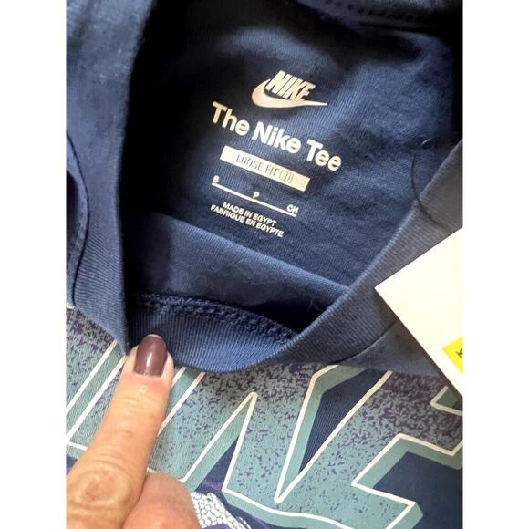 Nike Loose Fit short sleeve graphic T-shirt, Kids size S - Picture 4 of 5